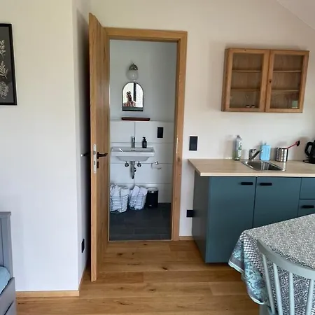 Bezauberndes Tiny House Im Gruenen يبريتيبرون أم تشيمسي