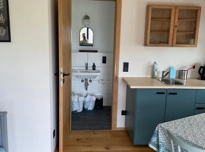 Bezauberndes Tiny House Im Gruenen يبريتيبرون أم تشيمسي
